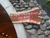 La plaque signalétique du tunnel "O MANUTAHI I TE MARU" détériorée !