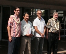 De gauche à droite : Terence Wesley-Smith (UHM), Léopold Musiyan, responsable des relations internationales de l’UPF, Alban Gabillon, vice-président du conseil scientifique de l’UPF, et Gerard Finin (UHM).