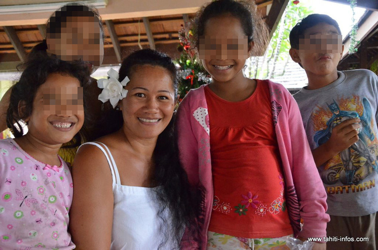 Au centre, Imelda Teikitutoua, éducatrice au foyer Te Aho Nui