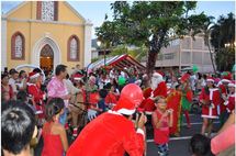 Le père Noël en calèche accompagné de ses lutins est venu à la rencontre des enfants.