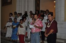 Jean-Pierre LO SIOU (Au premier plan au centre, Président de Papeete Centre Ville et président de la commission animations commerciales de la CCISM) et Stéphane CHIN LOY (à droite, Président de la CCISM) lors de l’inauguration du marché de Noël.