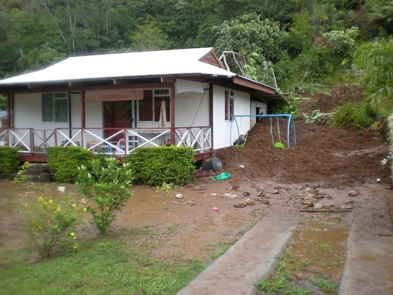 Une maison entièrement ensevelie par une coulée de boue à Raiatea