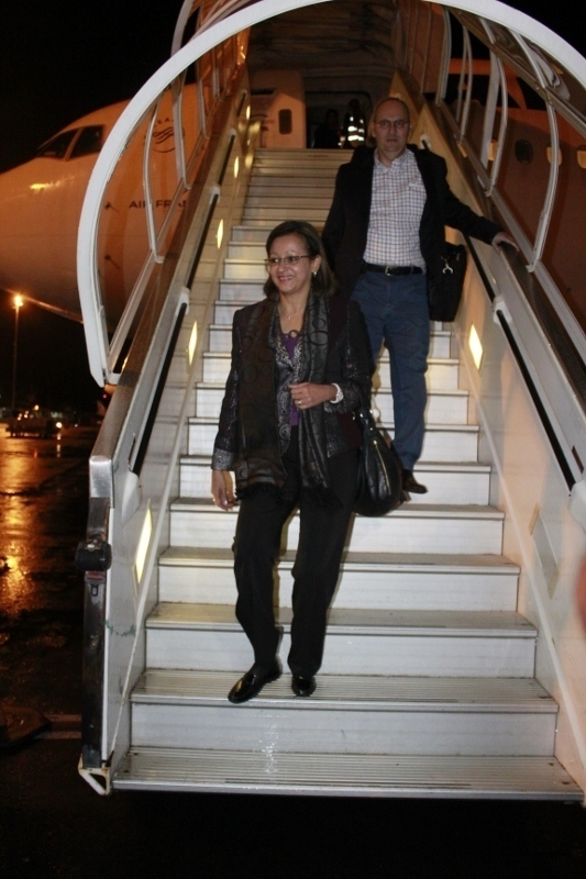 Marie-Luce Penchard qui a laissé  Paris sous la neige, pose le pied sur le Tarmac de l'aéroport de Tahiti Faa'a