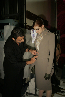 Modele tailleur avec top en nacre de sa première collection en 2006