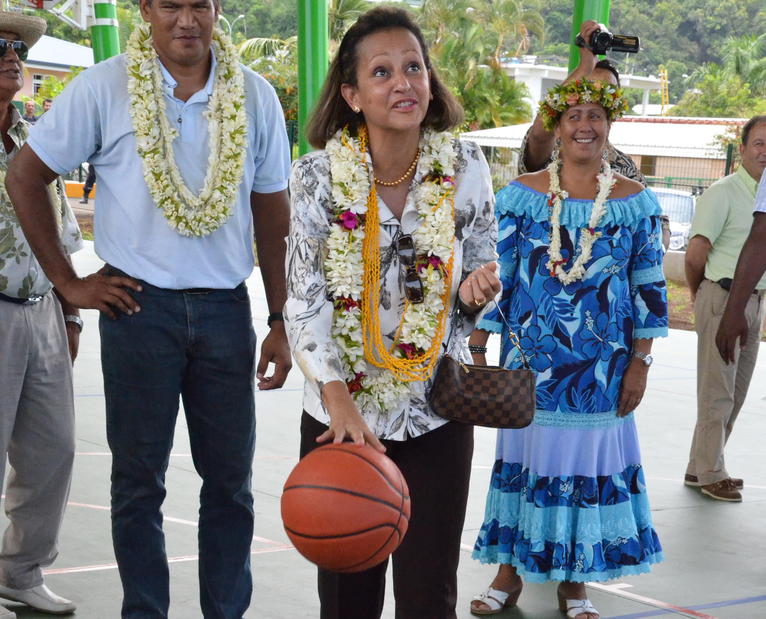 Marie-Luce Penchard offre une petite démonstration de dribble à Punaauia