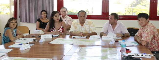 Les membres de la CHSP, de la Direction de la Santé et et du Ministère de la Santé et de la Solidarité discutent le rapport 2010-2011 concernant la qualité des eaux de baignades en Polynésie