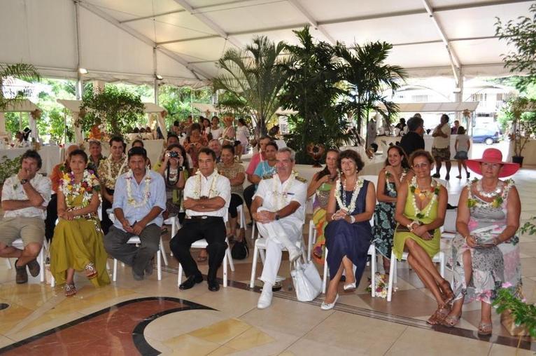 Les officiels écoute madame Fauura BOUTEAU prononcer son discours