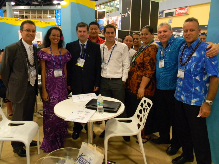 : ©Tahiti Cruise Club/Archipelagoes  • TCC_MSC.jpg : Ollivier Amaru, Président du Tahiti Cruise Club — Luigi Pastena, en charge des itinéraires pour MSC Croisières — Stéphane Mercadal, Directeur de CMA-CGM Tahiti — Michael Henry, Chairman of Port Authorities, Cook Islands.