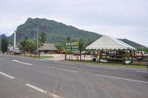 Pose de la 1ère pierre du Fare artisanal de Moorea