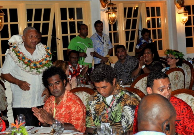Le Contre-amiral Bainimarama mardi parmi les journalistes océaniens (Source photo : PINA)