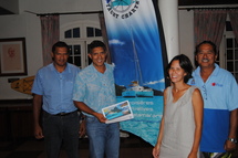 Le ministre Tauhiti Nena avec le président du club de Va’a de l’EDT M.Jean-Louis Urima, Mme Vaea Aline représentant la société Tahiti Yacht Charter et le Vice président de la Fédération Tahitienne de Va’a lors de la remise de leur prix pour la course de la Nuit Nautique de Papeete