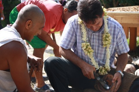 Daniel Herlemme, ministre en charge de la régénération de la cocoteraie en mission à Tahaa