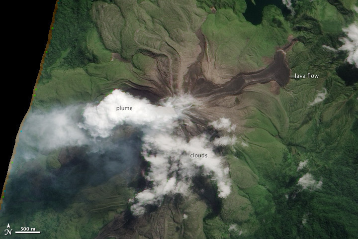 Coulée de lave sur les flancs d’un volcan papou