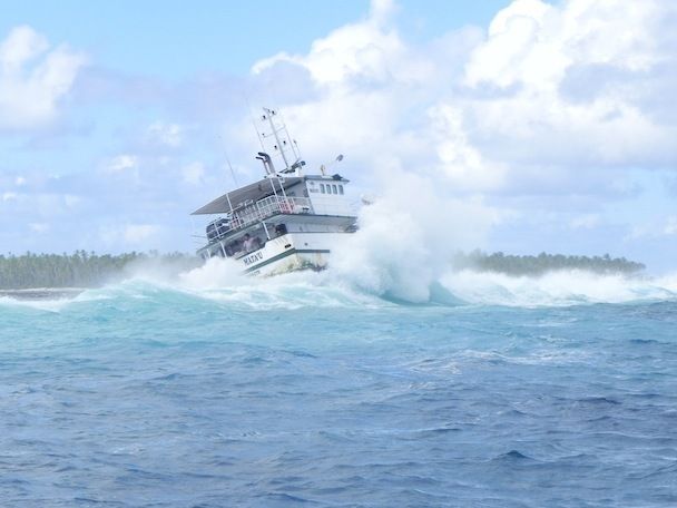 Un thonier s'échoue à Puka Puka