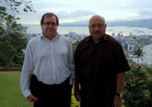 Murray McCully, ministre néo-zélandais des affaires étrangères et son homologue fidjien, Ratu Inoke Kubuabola, lors d’une escale à Suva vendredi 20 juillet 2012 (Source photo : ministère fidjien de l’information)