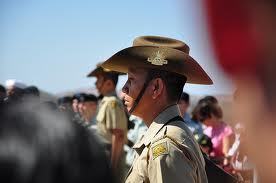 Tauhiti Nena rend visite aux jeunes Polynésiens au Jamboree Scout