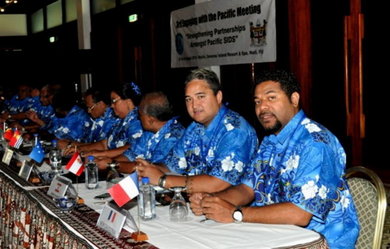 Richard Tuheiava, Sénateur polynésien et Anthony Lecren, membre du gouvernement de la Nouvelle-Calédonie, lors du sommet « S’Engager pour le Pacifique » à Nadi (Source photo : ministère fidjien de l’information)