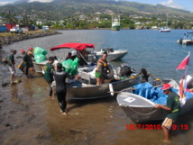 Beaucoup de bateaux avaient été mobilisés pour acheminer les déchets vers le lieu de ramassage en 2010