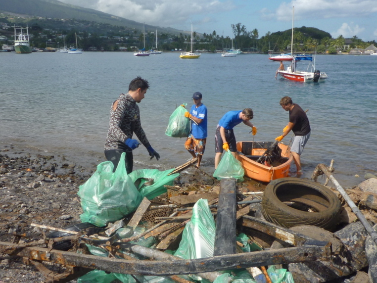 Cela fait plus de 4 ans que l’association organise des nettoyages du lagon et du littoral de Faa’a.  « ‘ia ‘oto ana’e te tai, ‘e ‘oto ‘ato’a te fenua : quand la mer pleure, la terre aussi » Papa Matarau, grand orateur.