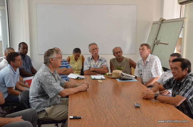 Michel Buillard, maire de Papeete, ici en présence des riverains et industriels de Tipaerui, jeudi 30 août, lors de la présentation de l'arrêté municipal instaurant le filtrage de l'accès à la zone industrielle du fond de la vallée.