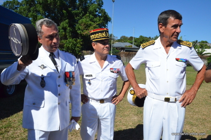 (gauche à droite) : Colonel Valentini, commandant de la Gendarmerie en Polynésie française, Général Loiacono du GSMA et Jean-Pierre Laflaquière, Haut Commissaire de la République.