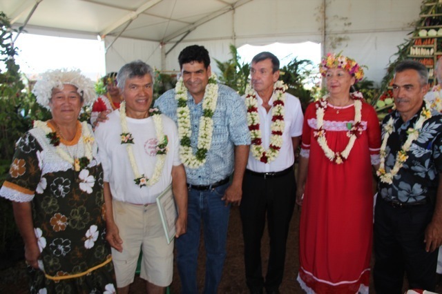 Mme Patricia GRAND et M. Ahiti ROOMATAAROA. reçoivent les insignes de Chevaliers dans l'ordre du Mérite Agricole