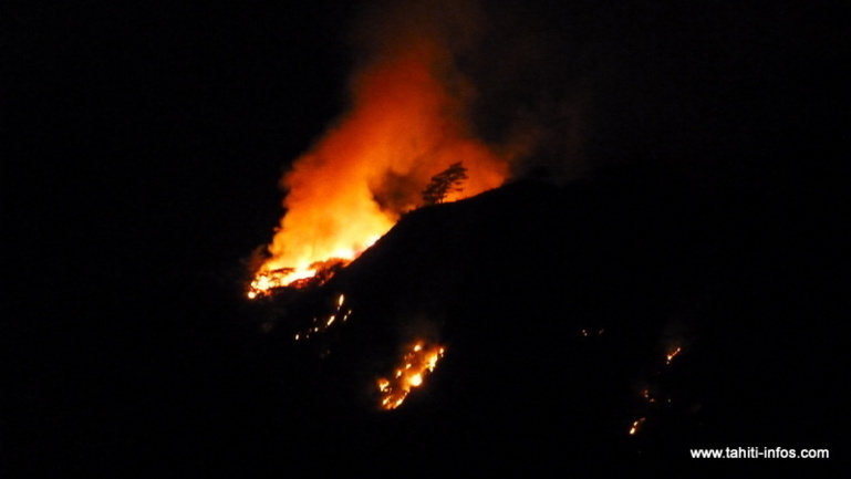 L'incendie vu depuis la vallée de Ahonu