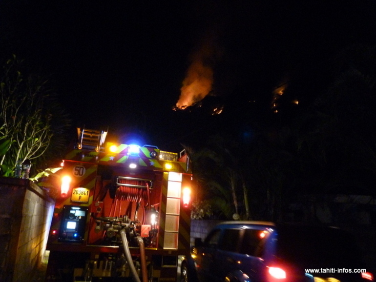 Mahina: parti d'un feu de broussaille, un incendie ravage une montagne