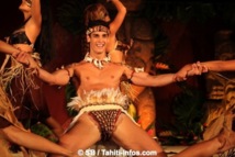 Patoarii Garrigues sacré Mister Tahiti 2012 devant une foule hystérique !