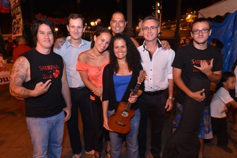 La troupe de Sabrina Laughlin en présence de Fabrice Bertin et Eric Corlier.