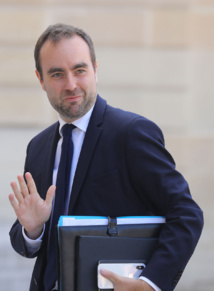 Le ministre des Outre-mer Sébastien Lecornu en déplacement à Maurice avant La Réunion