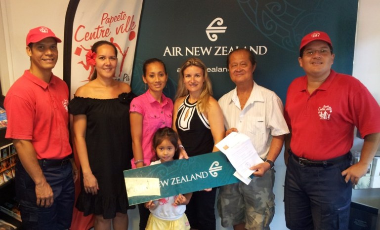 La gagnante Titaua accompagnée de sa fille Hanitea, Christel Bôle directrice de l’agence Air New Zealand, Paul Chant membre de PCV et élu de la CCISM, Rarahu Lecouteux Manager de PCV accompagnée des stewards urbains Moïse Temariki et Rolfi Chang.