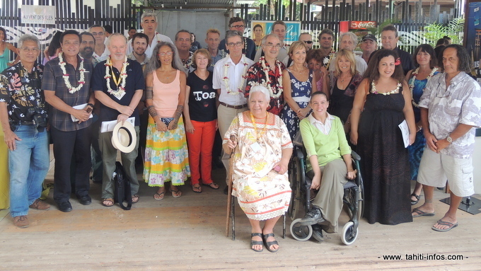 La grande famille du salon du livre 2012 avec les auteurs invités et les auteurs locaux, les organisateurs et partenaires.