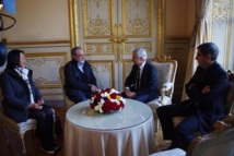 Jacqui Drollet et Jeanne Santini, respectivement président et secrétaire générale de l’assemblée de Polynésie française avec Claude Bartolone, le président de l’assemblée nationale.