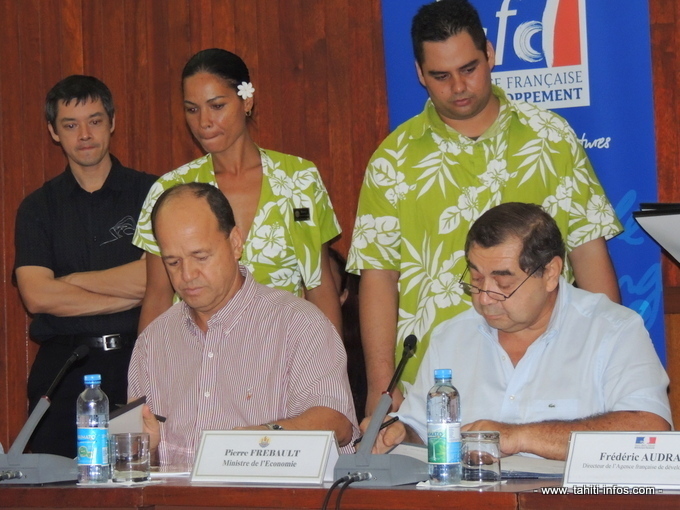 James Estall, directeur général de la Socredo et Pierre Frébault, le ministre des finances.