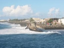 Echouement d’un catamaran sur la digue du port de Papeete