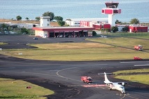 L'avion pris en charge par les pompiers de l'aéroport après son demi tour forcé (Photo issue du site Internet http://www.crash-aerien.aero)