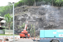 Travaux de consolidation des talus près d'une résidence OPH dans la vallée de la Fautau'a.