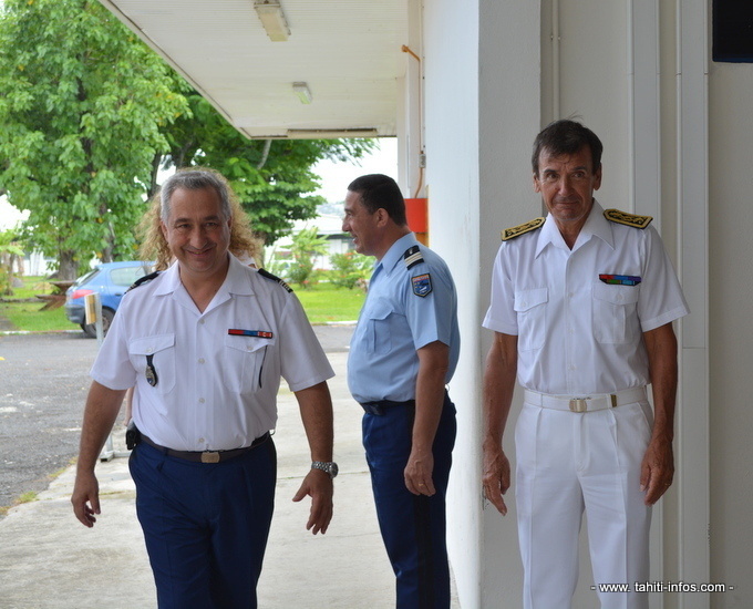 Le Haut commissaire accueuilli par le colonel Valentini.