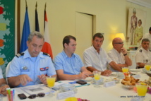 Colonel Valentini (gendarmerie), Séphane Jarlégand, directeur de cabinet Haut commissariat; Jean-Pierre Laflaquière, Haut commissaire; José Thorel, procureur de la République.