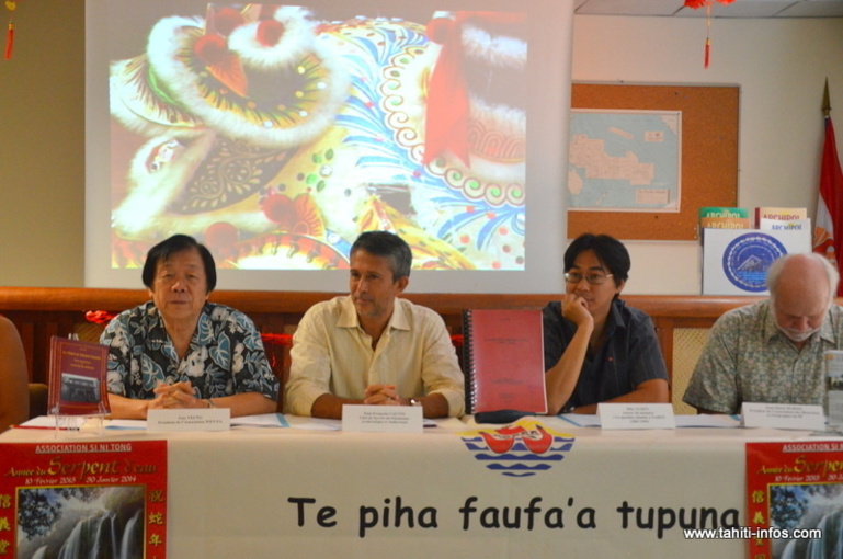 Guy Yeung, président de l'association WEN FA, Jean-François Cauvin, ched du service des archives, Mike Tchen, professeur d'histoire, auteur du mémoire "La question chinoise à Tahiti (1865-1949) et Jean-Marc Dubois, président de l'association des historiens et géographes de Polynésie française.