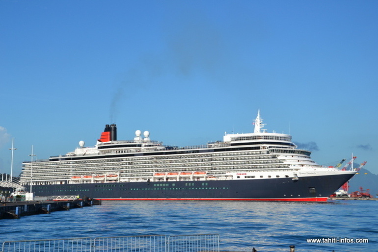 Le "Queen Elizabeth" mesure 294 mètres de long et 32 mètres de large. A son bord, 1 932 passagers et  993 membres d'équipage.