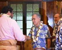 Oscar Temaru serre la main de Kinikinilau Fakafanua, président de l'assemblée législative de Tonga.