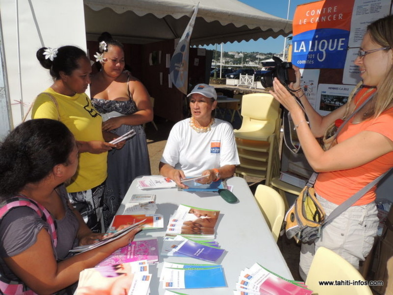 Les stands d'information ont remporté un franc succès auprès des mamans venues nombreuses et de partout.