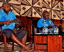 Le Contre-amiral Premier ministre fidjien Franck Bainimarama et le Papou Sir Michael Somare lors des cérémonies de lundi à Suva. (Crédit photo : Ministère fidjien de l’information)