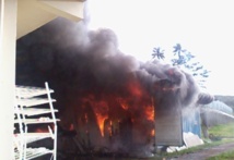 Incendie à Tahaa, les pompiers à cours d'eau