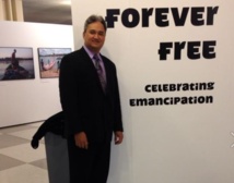 Le sénateur Richard Tuheiava pose devant l'entrée de l'exposition commémorative de la "Journée internationale des Victimes de l'Esclavage" des Nations Unies.