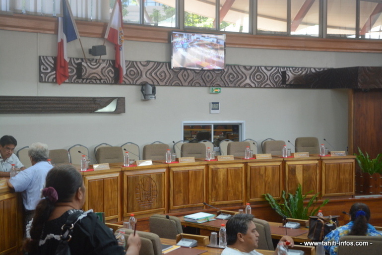 Les fauteuils ministériels désertés également à l'assemblée de Polynésie.