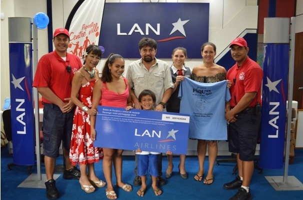 Remise des prix à l’agence Lan Airlines en présence de l’équipe gagnante MATEMOKO Tetura et TOAE Tamuira, Jeannette BOISSIN Trésorière de  l’association Papeete Centre Ville (PCV), Alfonso LUNA Directeur Régional de Lan Airlines accompagné d’ AmeliaROSANO, Rarahu LECOUTEUX Manager de PCVainsi que les stewards urbains.