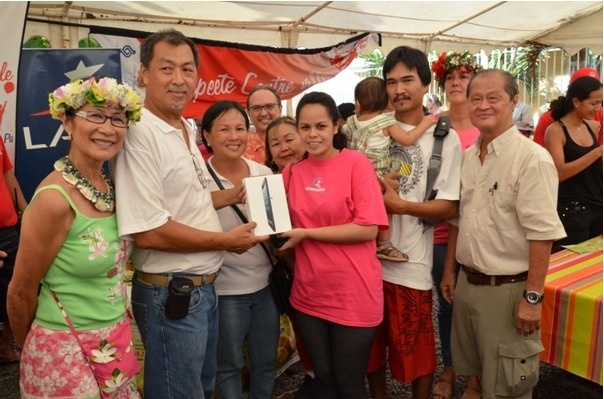 l’équipe gagnante du iPad  mini, LAU GNOU DANHHeimana et TUPUAAoniti, en présence du Président de PCV LO SIOU Jean-Pierre, SHAN SEI FAN Victorine 8ème Adjointe au Maire, BOISSIN Jeannette et CHANT Paul membres de PCV ainsi que VASSEUR Philippe Directeur Général du Centre Vaima.